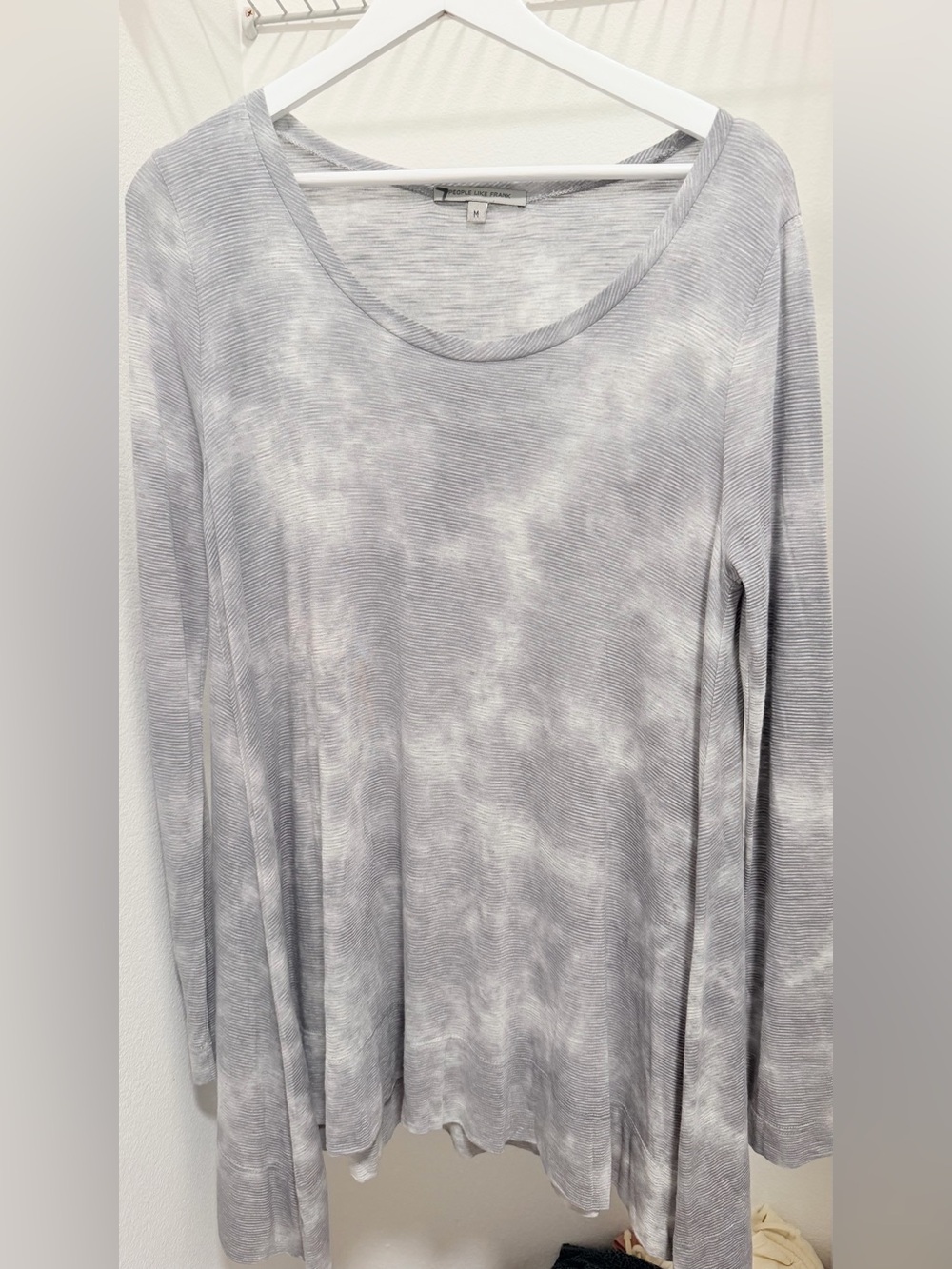 People Like Frank Women's Gray Tie-Dye Long Sleeve Scoop Top